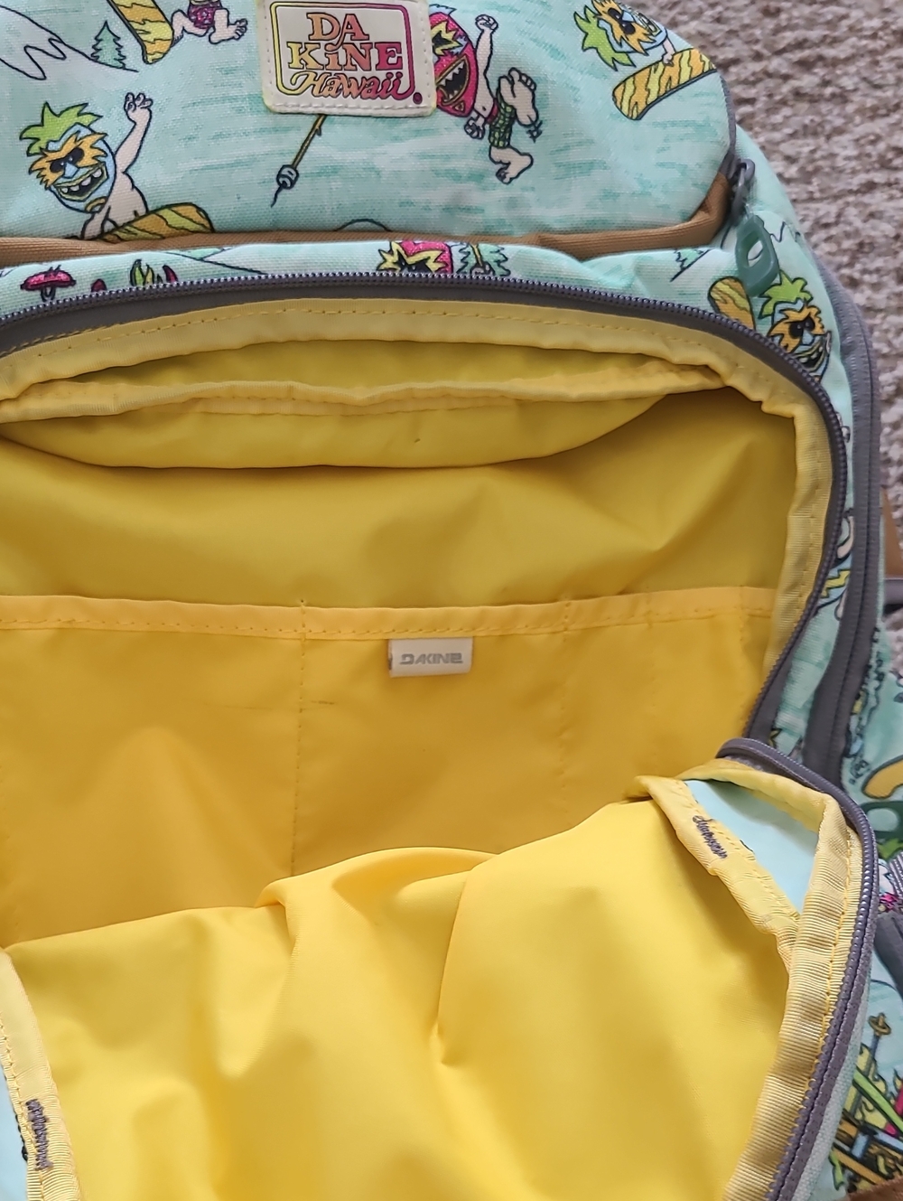 ⏰️🆑️Dakine Heli Pro 20 L Pray4Snow Graphic Snowboarding Backpack with Tan Base - Picture 6 of 14